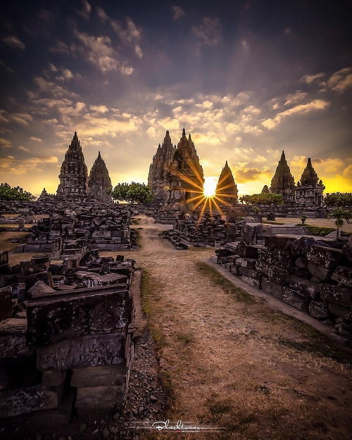  Prambanan merupakan candi peninggalan Hindu dengan bangunan yang terbesar di Indonesia 9 Tempat Wisata Sekitar Candi Prambanan Jogja | Harga Tiket Masuk Prambanan 2019